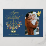 Joyous Hanukkah Festividad Menorah Candle Foto Azu<br><div class="desc">Joyous Hanukkah, envía tus deseos de Hanukkah a tu familia y amigos con nuestra hermosa tarjeta de foto de Relieve metalizado de oro de personalizable. Nuestro diseño cuenta con una hermosa vela menorah dibujada a mano en Relieve metalizado dorado decorado con hermosas flores y hojas festivas. Las palomas de Relieve...</div>