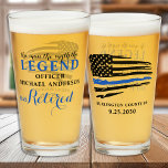 Jubilación de la policía Ligera Línea Azul Persona<br><div class="desc">¡El Hombre El Mito La Leyenda! Vidrio de Cerveza de Retirada Delgado de la Línea Azul. Diseño de la bandera estadounidense en los colores de la bandera de la policía, diseño moderno blanco negro y azul. Personaliza con el nombre de los oficiales de policía, el departamento y la fecha de...</div>