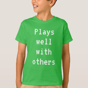 Juega bien con las camisetas de otros chicos