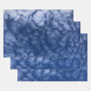 Juego de hojas planas de papel con cielo azul esc