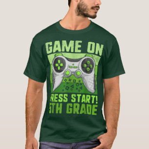 Juego de niños en camiseta de quinto grado, niño v