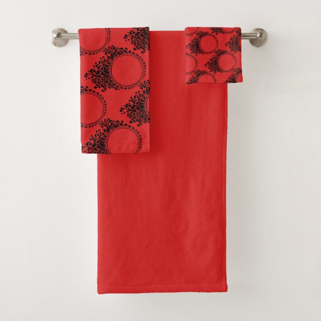 Juego de toallas con estampado negro y rojo (In situ)