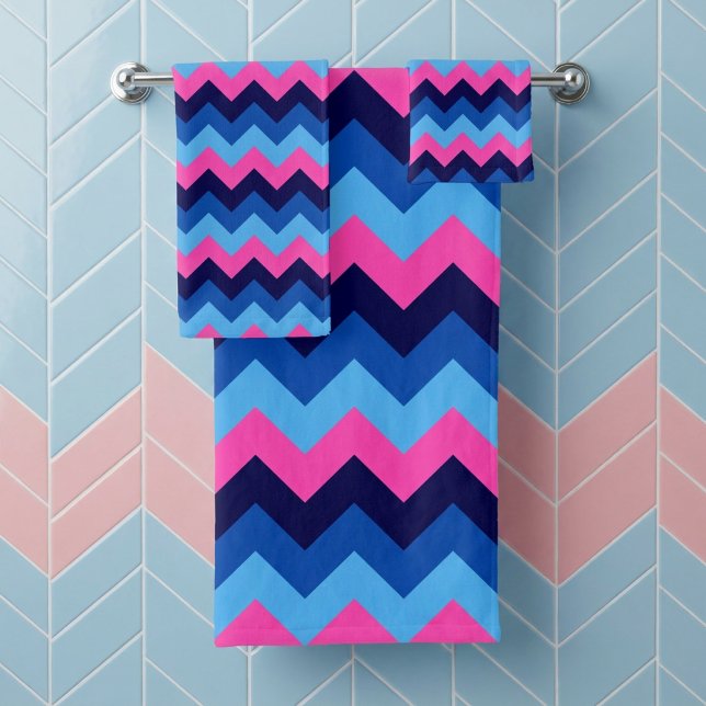 Juego de toallas de baño con estampado de chevron  (Cool Blue Pink Chevron Pattern Bath Towel Set hanging on towel rack in a bathroom.)
