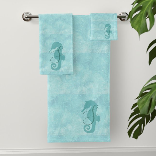 Juego de toallas de baño de monograma para caballi (A seahorse swims in an aqua blue ocean. Just add your initial)