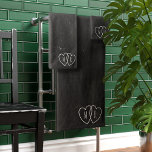 Juego de toallas de baño monograma para el corazón<br><div class="desc">Toallas de baño de estilo rústico negro y blanco con corazones entrelazados para tus iniciales. Hace un gran regalo para los recién casados</div>