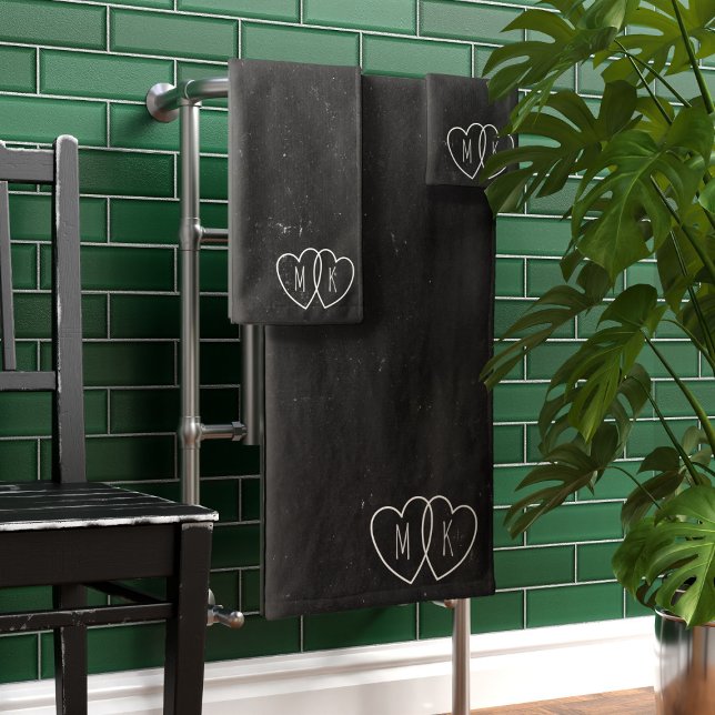 Juego de toallas de baño monograma para el corazón (A black and white towel set perfect gift for the newlyweds. Just add their initials)