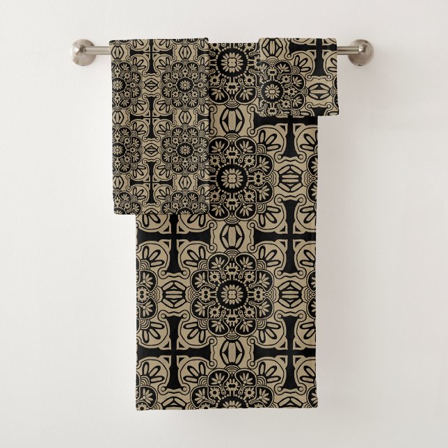 Juego de toallas de baño tribales de negro y blanc (Bath Towel with black and tan geometric tribal pattern.)