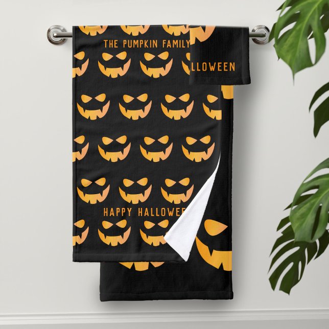 Juego de toallas de Personalizado negro para calab (Happy Halloween! Fun pumpkin face themed bath towels for your Halloween Bathroom. Just add your name)