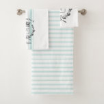 Juego de toallas de reposacabezas para Personaliza<br><div class="desc">Vestir su cuarto de baño en moda,  estilo campestre francés con este juego de toallas personalizado que incluye un monograma vintage "hogar de" escudo y su apellido flanqueado en los lados por rayas estilo cinta acuática.</div>
