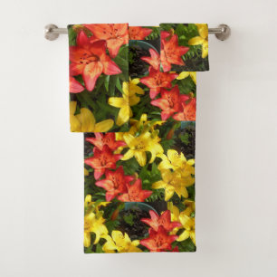 Juego de toallas diseñado con flores de lirio roja