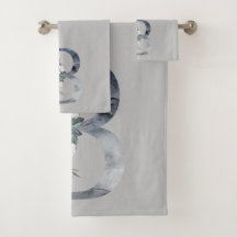 Juego de toallas gris con monograma inicial floral