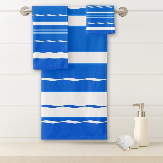 Juego de toallas Náuticas de baño de Ola Blanca Az (A modern striped nautical bathroom towel set with elegant waves in fresh navy blue and white colors.)