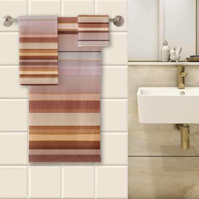 Juego de toallas rayado de sol ondulado (A striped bathroom towel set in soft warm colors inspired by a fading sunset at the beach)