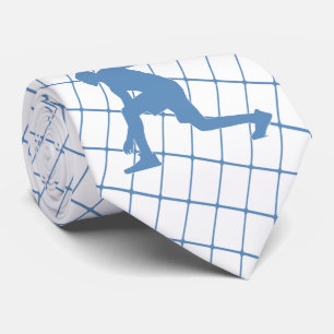 Jugador de baloncesto con corbata azul