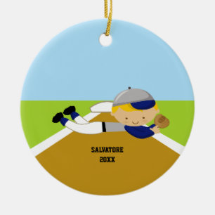 Jugador de béisbol lindo en el ornamento azul y