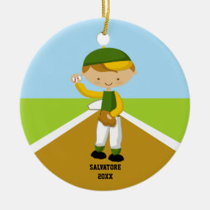 Jugador de béisbol lindo en el ornamento verde y