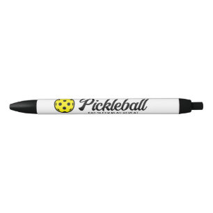 Jugador de pickleball escribiendo con bolígrafos c
