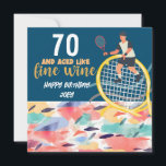 Jugador de tenis juega al tenis 70 cumpleaños<br><div class="desc">¡El tenista celebra su 70 aniversario jugando al tenis! Esta tarjeta es perfecta para desearles un feliz cumpleaños y hacerles saber que apoyan su pasión por el deporte. Regalos para entrenador, instructor, profesor, amigo, mamá, papá, novia/novio, compañero de trabajo, anfitriona, vecino, él/ella, parejas, abuelos, jefe, niños, mejor amigo, familia, suegros,...</div>