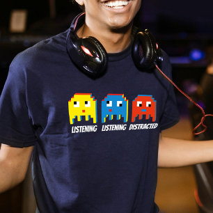 Jugadores escuchando camisetas de hombres distraíd