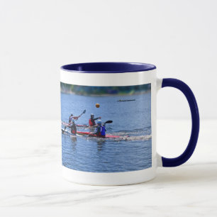 jugar a un juego del agua, taza