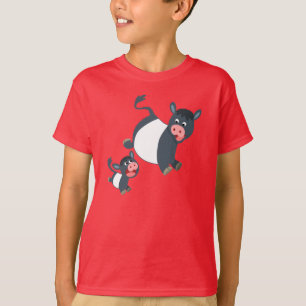 Jugar la vaca de Galloway y la camiseta ceñidas d
