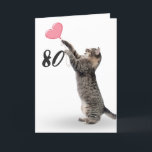 juguetón tabby para la tarjeta de cumpleaños númer<br><div class="desc">Gato grisáceo con globo de corazón rosa por 80 años sobre fondo blanco.
Se puede cambiar el color de fondo</div>