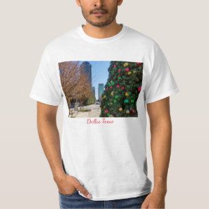Junto A La Camiseta Del Árbol De Navidad De Dallas