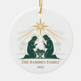 Juntos bajo el ornamento de la Natividad de las es