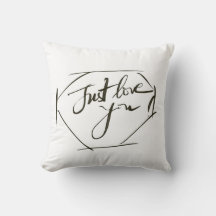 "Jus love you" arroja almohada