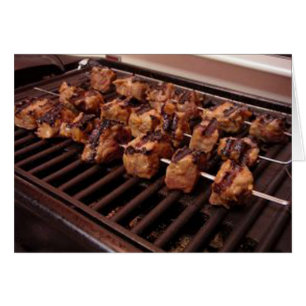 Kabobs de carne en tarjeta de asador
