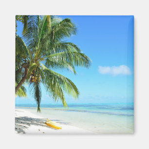 Kajak amarillo en un imán blanco de la playa de l