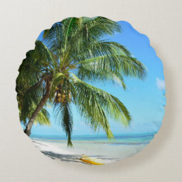 Kajak amarillo en una almohada redonda de la playa