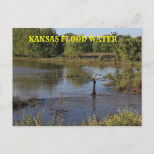 Kansas Inundó agua en un campo agrícola. Tarjeta p