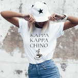 Kappa Kappa Chino Funny Coffee Lover<br><div class="desc">¡¿Quién ama el café?! Esta graciosa camiseta está diseñada especialmente para los amantes del café, los baristas, los servidores de restaurantes y más. Utiliza un giro en un nombre de fraternidad con el texto KAPPA KAPPA CHINO y una taza caliente de capuchino bajo el texto. En este diseño hay una...</div>