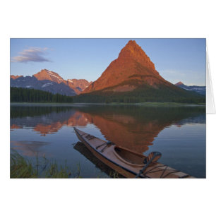 Kayak de madera en el lago Swiftcurrent al amanece