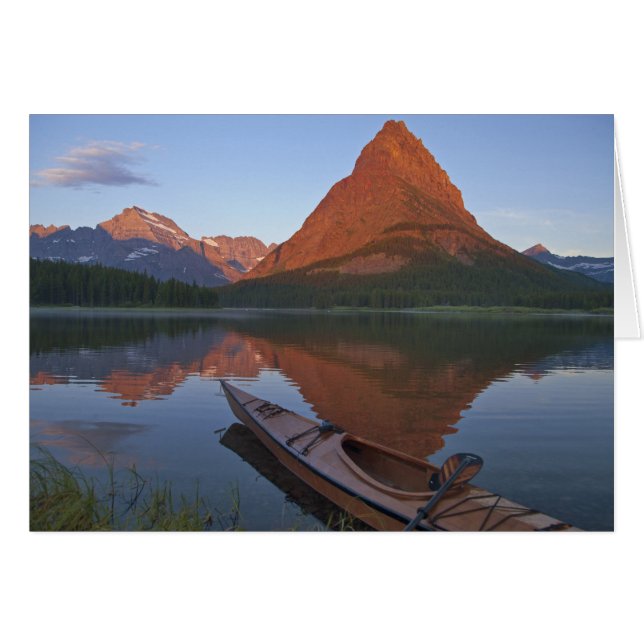 Kayak de madera en el lago Swiftcurrent al amanece (Anverso (Horizontal))