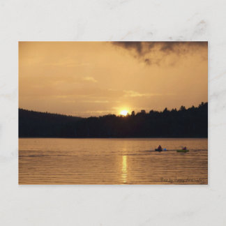 Kayaks en el lago en la postal de Sunset