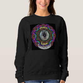 Kees en una sudadera de mandala morada
