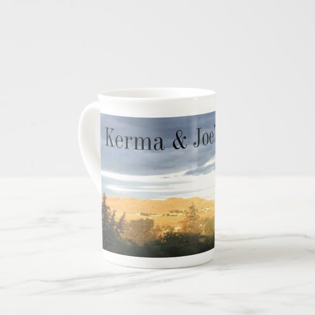 Kerma y taza de Airbnb de Joe (Izquierda)