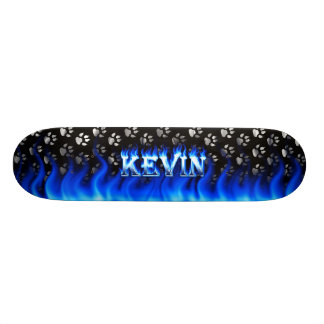 Kevin Skateboard diseño de fuego azul y llamas.