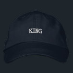 KING Text Perfect fit y Gorras de confort de todo<br><div class="desc">Este capuchón marino clásico ostenta el "KING" en un bordado audaz,  añadiendo un toque de majestuosidad. La tela suave de algodón y la correa ajustable garantizan un ajuste perfecto y comodidad durante todo el día.</div>