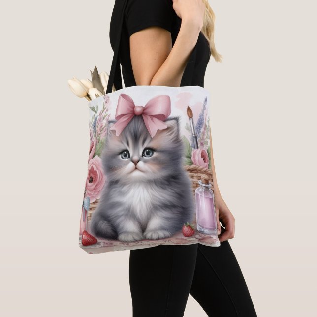 KITTEN DE FLUFFY CON FLORES Y UNA BOLSA ROSA (Detalle)