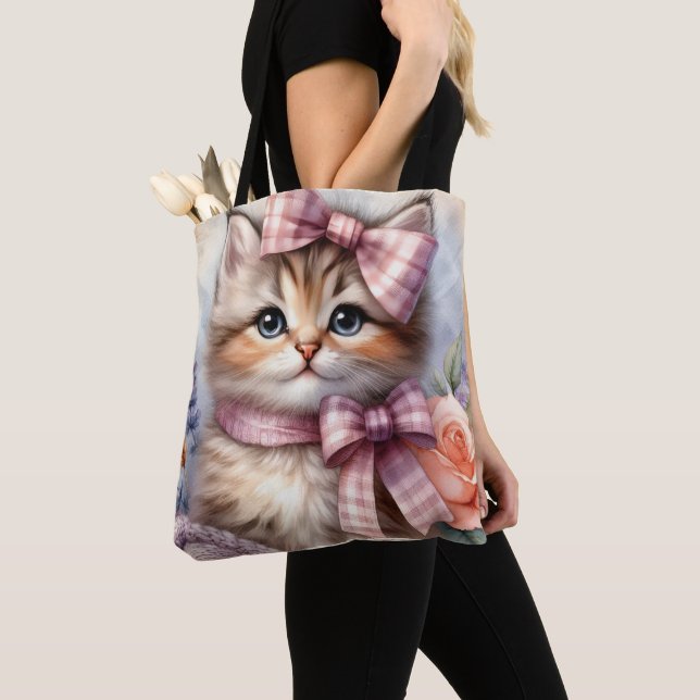 KITTEN DE FLUFFY CON FLORES Y UNA BOLSA ROSA (Detalle)