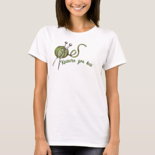 Knitters se pone una camisa de punto divertida