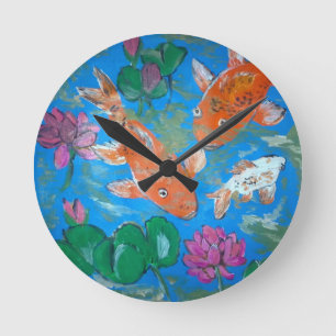 Koi entre el reloj de pared de Lotus