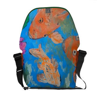 Koi entre la bolsa de mensajero de Lotus