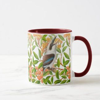 Kookaburra de risa en taza del árbol de goma