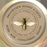 Kraft Vintage Bee Honey Jar Etiqueta<br><div class="desc">Ilustracion vintage de abejas de miel en colores mudos sobre un fondo degradado. Tu nombre de apiario está escrito en un tipo de letra elegante y anticuado. borde de estilo Grabado en relieve.</div>