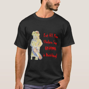 La abuela está mirando la camisa