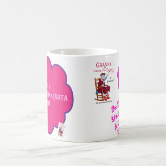 La abuelita de la abuelita engancha una taza del